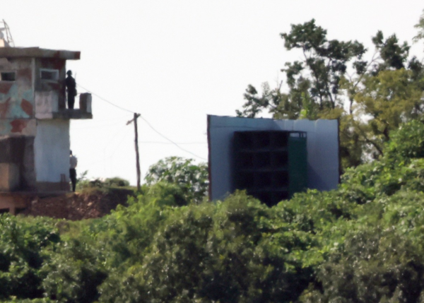지난 10일 경기도 파주시 접경지역에서 바라본 북한 군 초소에 대남 확성기가 설치돼 있다.