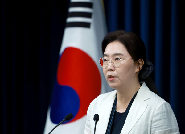 강유정 대통령실 대변인이 14일 서울 용산 대통령실 청사에서 15일 예정된 국민임명식 등 현안 브리핑을 하고 있다(연합뉴스)