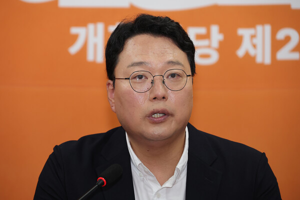  김건희 여사의 의혹들을 수사하는 민중기 특별검사팀이 개혁신당 이준석 대표의 자택 압수수색에 나선 28일 서울 여의도 국회에서 열린 개혁신당 긴급 기자회견에서 천하람 원내대표가 발언하고 있다(연합뉴스)
