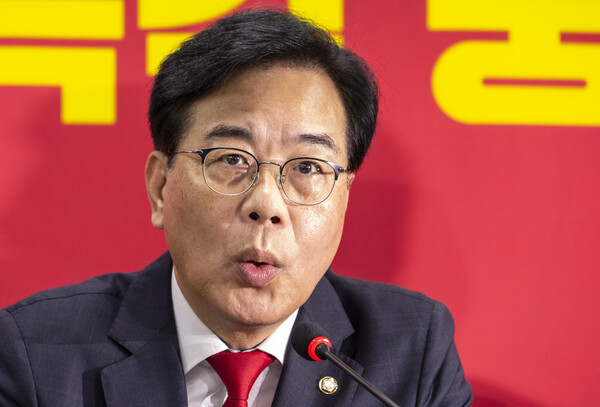 국민의힘 송언석 비상대책위원장 겸 원내대표를 비롯한 당 관계자들이 14일 서울 여의도 중앙당사에서 열린 비상대책위 회의에서 특검의 당사 압수수색에 대한 비판 발언을 하고 있다.(연합뉴스)