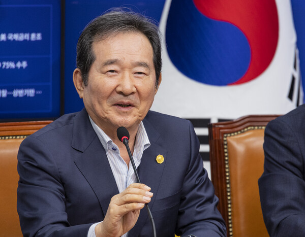 더불어민주당 상임고문인 정세균 전 국무총리가 12일 국회에서 열린 상임고문단 간담회에서 정청래 대표를 만나 발언하고 있다(연합뉴스)