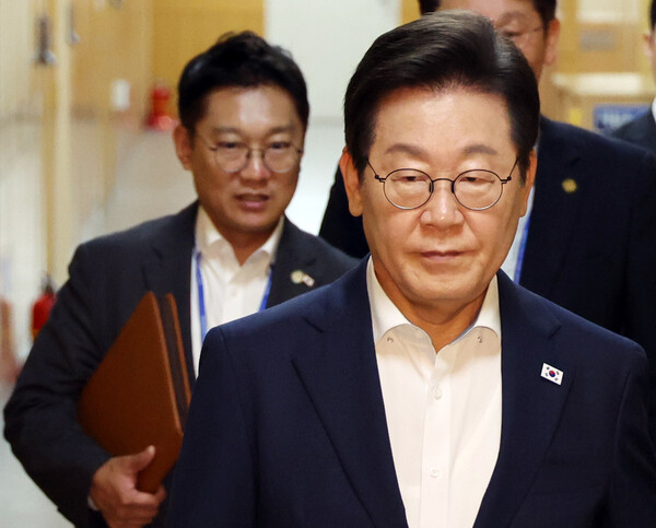 이재명 대통령이 14일 용산 대통령실에서 수석보좌관회의에 입장하고 있다(연합뉴스)