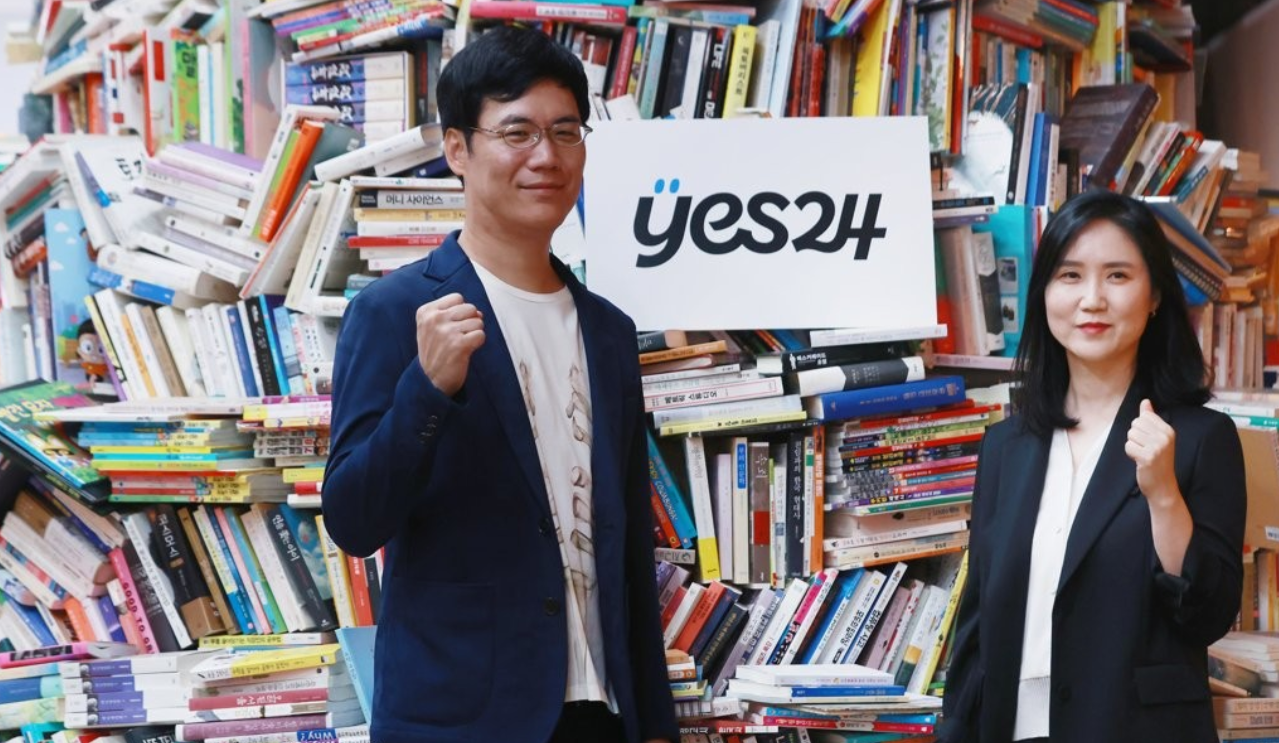 (왼쪽부터)김석환 한세예스24홀딩스 부회장과 최세라 예스24 대표.(연합뉴스)