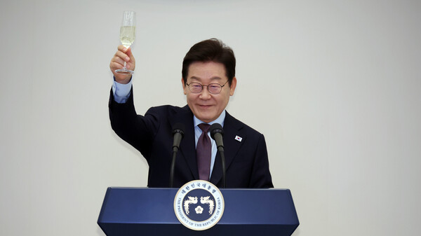  이재명 대통령이 15일 청와대 영빈관에서 열린 '대통령의 초대, 주한외교단 만찬'에서 건배사를 하고 있다. 이날 행사에는 주한외교단을 비롯해 이 대통령 특사단 단장, 국회 외통위 위원, 관계부처 장관, 경제단체장 등이 참석했다(연합뉴스)