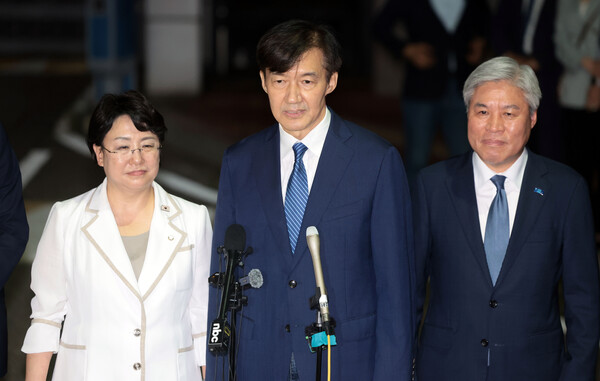 조국혁신당 조국 전 대표가 15일 서울 구로구 남부교도소에서 광복절 특별사면·복권 조치로 출소하며 대국민 인사를 하고 있다(연합뉴스)