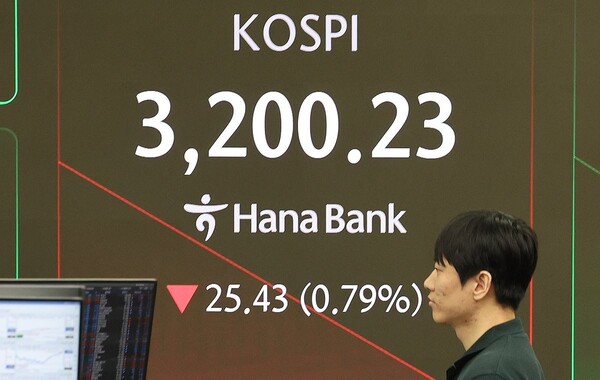코스피가 하락 출발한 18일 서울 중구 하나은행 딜링룸 ＠연합뉴스