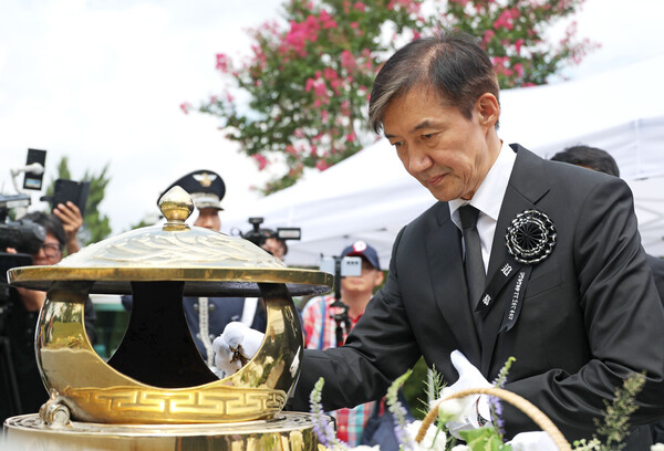  조국혁신당 조국 전 대표가 18일 서울 동작구 국립서울현충원 내 김대중 전 대통령 묘역을 찾아 참배를 하고 있다(연합뉴스)