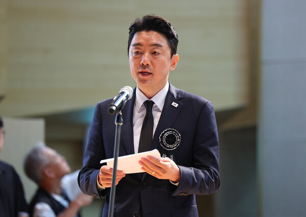 강훈식 대통령비서실장이 18일 서울 동작구 국립서울현충원 현충관에서 열린 김대중 전 대통령 서거 16주기 추모식에서 이재명 대통령의 추모사를 대독하고 있다(연합뉴스)