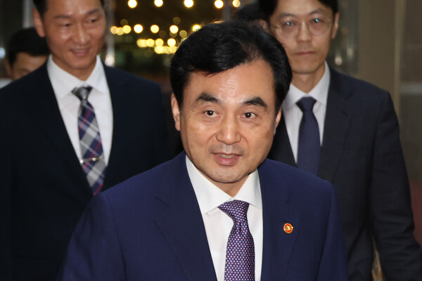 안규백 국방부 장관이 14일 우원식 국회의장을 예방하기 위해 서울 여의도 국회 의장실로 들어가고 있다(연합뉴스)