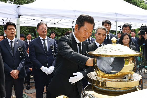  더불어민주당 정청래 대표가 18일 서울 동작구 국립서울현충원 고 김대중 전 대통령 묘역에서 분향하고 있다(연합뉴스)