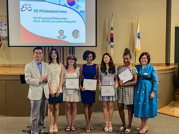 (맨 왼쪽)이종복 HS효성USA 법인장이 지난 16일(현지 시각) 美 앨라배마 지역 우수학생들에 장학금을 전달했다. 사진 제공=HS효성.