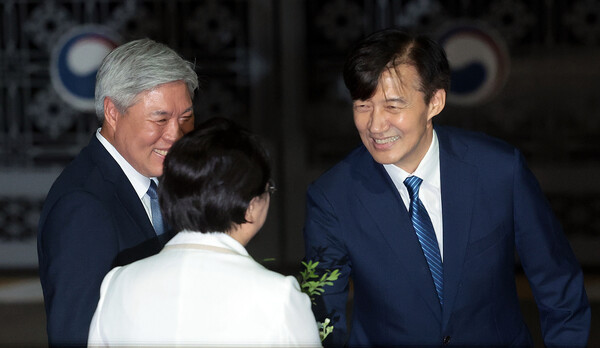 조국혁신당 조국 전 대표가 15일 서울 구로구 남부교도소에서 광복절 특별사면·복권 조치로 출소하며 김선민 당 대표 권한대행과 인사하고 있다(연합뉴스)