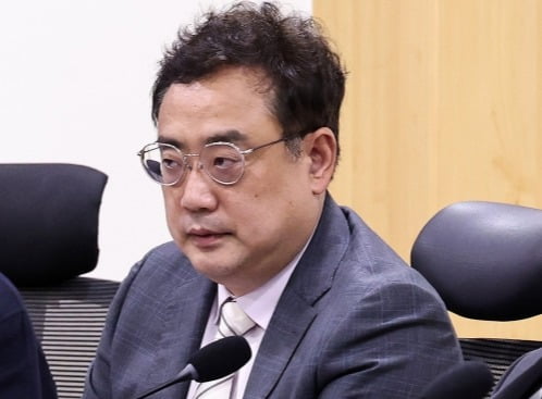 손혜원 전 더불어민주당 의원(왼쪽부터)과 변희재 미디어워치 대표, 최대집 전 대한의사협회장이 11일 오후 서울 여의도 국회의원회관에서 열린 소나무당 영입인재 발표 기자회견에서 나란히 앉아 있다(연합뉴스)