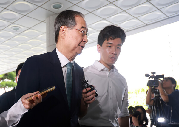 12·3 비상계엄 사태에 가담·방조한 혐의를 받는 한덕수 전 국무총리가 19일 서울 서초구 서울고검에 마련된 조은석 내란특별검사팀에 출석하고 있다.(연합뉴스)