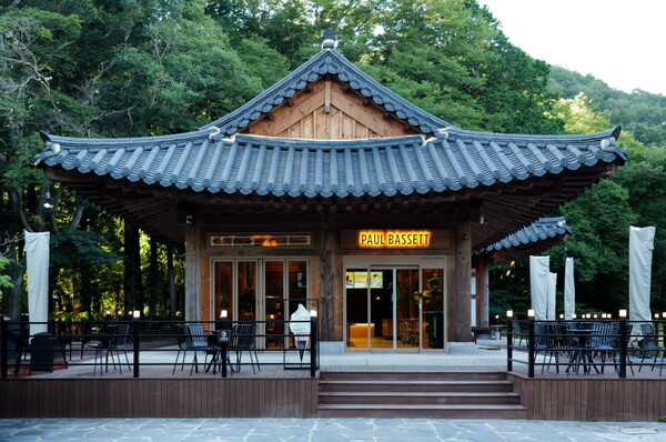 커피 전문점 폴 바셋이 오는 22일 전북 고창 선운산 도립공원 내 선운사 일주문 근처에 매장을 오픈한다. 사진 제공=매일유업.