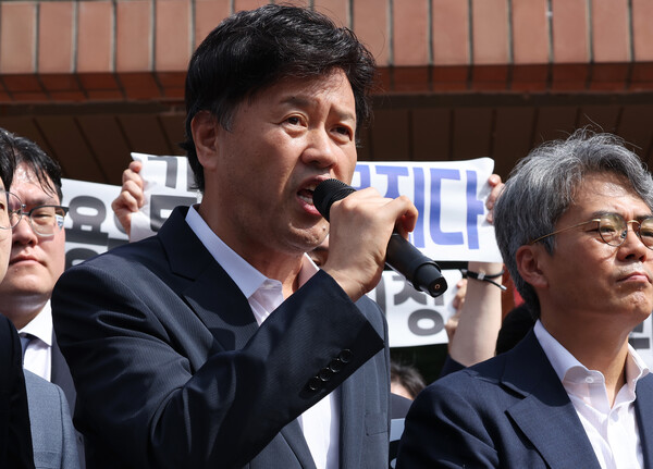  대장동 개발 민간업자 일당에게 금품을 받은 혐의로 항소심에서 실형을 선고받고 법정구속 된 후 보석으로 석방된 김용 전 민주연구원 부원장이 20일 경기도 화성시 마도면 화성직업훈련교도소 앞에서 발언하고 있다(연합뉴스)