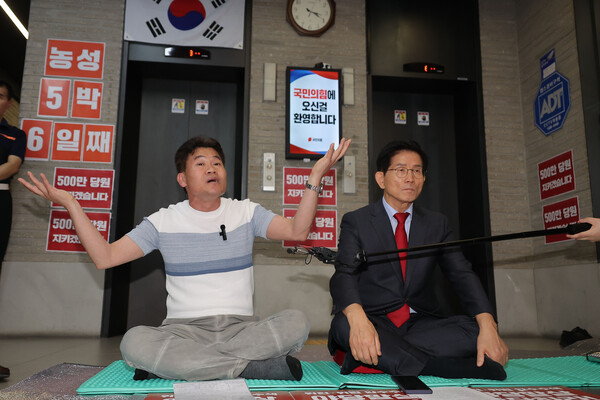 한국사 강사 전한길 씨가 18일 서울 여의도 국민의힘 중앙당사를 찾아 농성 중인 김문수 당 대표 후보 옆에서 김건희특검팀 규탄 발언을 하고 있다. 2025.8.18. /사진 = 연합뉴스