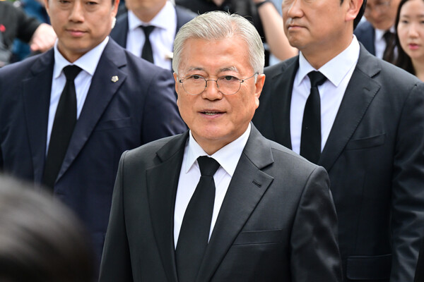 문재인 전 대통령이 경남 김해시 봉하마을에서 열린 고 노무현 전 대통령 16주기 추도식에 참석하고 있다 [사진=연합뉴스]