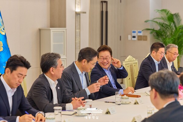 이재명 대통령이 19일 서울 용산 대통령실 청사에서 열린 미일 순방 동행 경제단체 및 기업인 간담회에서 이재용 삼성전자 회장을 비롯한 참석자들과 대화하고 있다 [사진=대통령실]