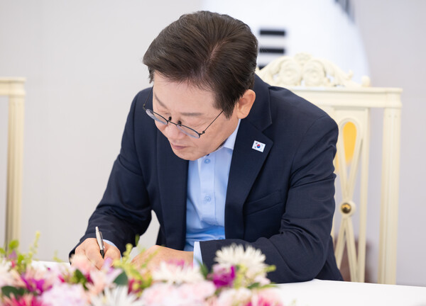 이재명 대통령이 19일 서울 용산 대통령실 청사에서 미일 순방 경제인 간담회 중 메모 하고 있다(연합뉴스)