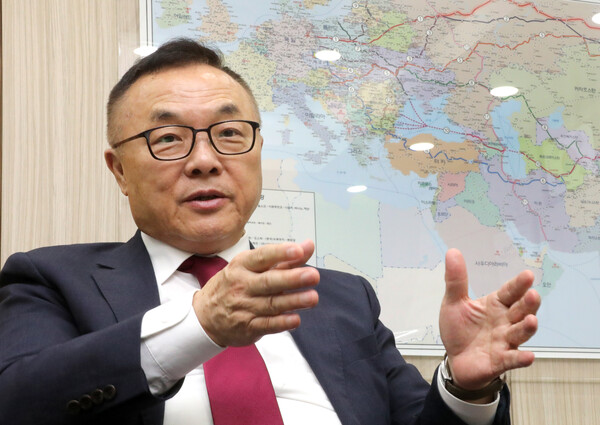 황주호 한국수력원자력 사장이 18일 충북 청주시 오송역에서 연합뉴스와 인터뷰를 갖고 체코 신규원전 건설사업 우선협상대상자 선정과 관련한 질문에 답하고 있다(연합뉴스)