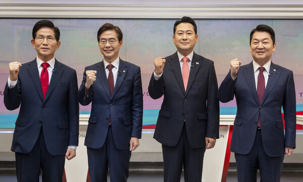  국민의힘 당 대표 선거에 출마한 후보들이 19일 서울 중구 TV조선 스튜디오에서 열린 6차 전당대회 3차 텔레비전 토론회에 앞서 파이팅을 외치고 있다(연합뉴스)