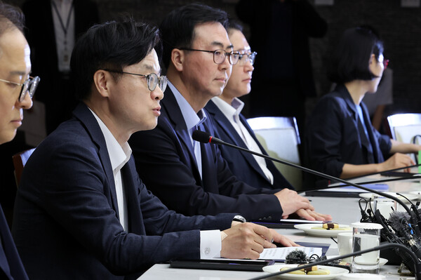 김정관 산업통상자원부 장관이 20일 서울 중구 대한상공회의소에서 열린 석유화학업계 사업재편 자율협약식에서 모두 발언을 하고 있다 [사진=연합뉴스]