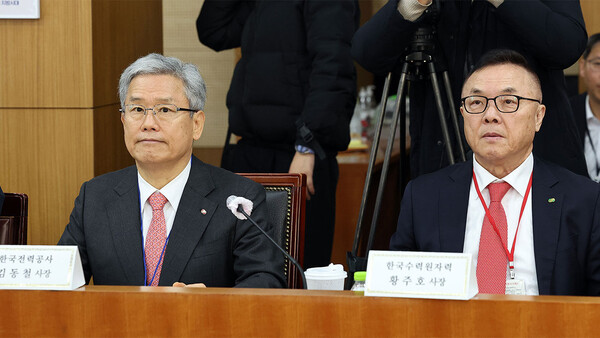 김동철 한국전력 사장(왼쪽)과 황주호 한국수력원자력 사장(오른쪽)