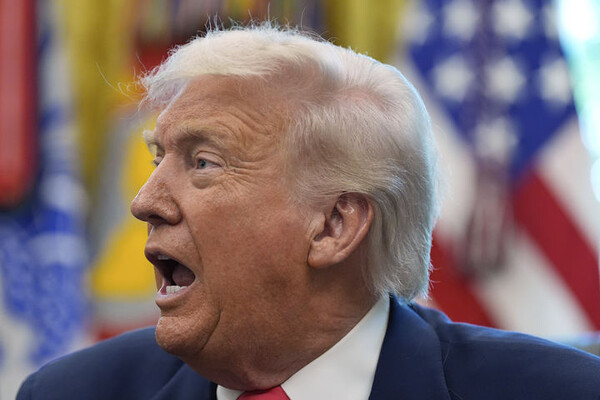 21일(현지 시간) 월스트리트저널에 따르면 대법원은 5대 4 판결로 보스턴 연방지방법원이 행정부의 보조금 삭감을 금지한 임시명령의 일부 효력을 정지시켰다. 다만 행정부의 DEI 지침 자체를 무효화한 하급심 판결은 그대로 유지했다. 사진은 도널드 트럼프 미국 대통령이 14일(현지 시간) 백악관 집무실에서 사회보장법 제정 90주년 행사를 열고 연설하고 있다