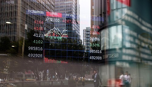 유리창에 비친 중국 주가지수 화면 ＠연합뉴스