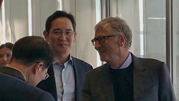 이재용 삼성전자 회장이 22일 삼성전자 서초 사옥을 방문해 오찬을 함께 한 빌 게이츠 게이츠재단 이사장을 배웅하고 있다. [삼성전자]