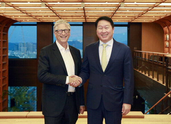 최태원 SK 회장과 빌 게이츠 게이츠재단 이사장이 지난 21일 서울 종로구 SK서린빌딩에서 악수를 하고 있다. [SK 수펙스추구협의회]