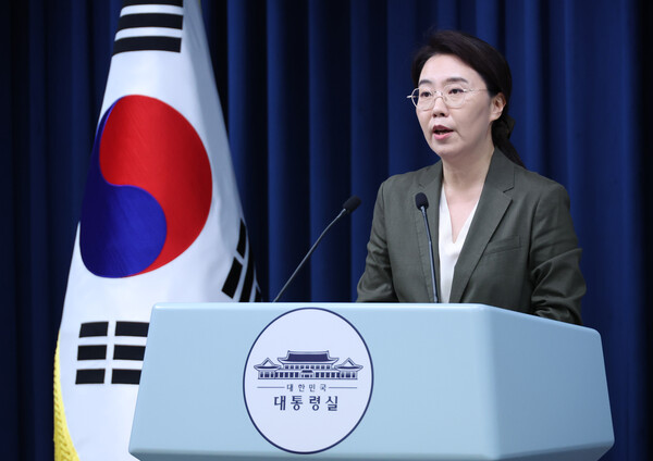 강유정 대변인이 19일 용산 대통령실 기자회견장에서 이재명 대통령의 경제단체 및 기업인 간담회 관련 브리핑을 하고 있다(연합뉴스)