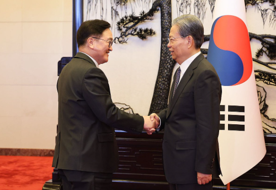 우원식 국회의장이 지난 2월 5일 중국 베이징 인민대회당에서 자오러지 전국인민대표대회 상무위원장(중국의 국회의장 격)을 악수를 나누고 있다. [국회의장실]