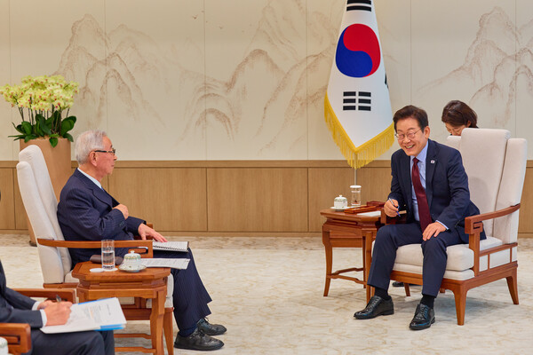 대통령실은 이재명 대통령이 지난 19일 서울 용산 대통령실에서 오이카와 쇼이치 요미우리신문그룹 대표와 인터뷰하는 사진을 22일 SNS에 공개했다. [이재명 대통령 SNS]