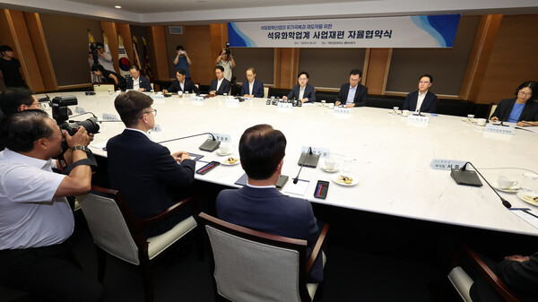 김정관 산업통상자원부 장관이 20일 서울 중구 대한상공회의소에서 열린 석유화학업계 사업재편 자율협약식에서 모두 발언을 하고 있다. [연합뉴스]