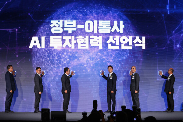 지난 12일 서울 중구 웨스틴 조선 서울에서 열린 '정부-이통사 AI 투자협력 선언식'에서 참석자들이 기념 세레모니를 하고 있다. 왼쪽부터 유지상 KIF투자조합 투자운영위원장, 이철훈 LG유플러스 부사장, 유영상 SK텔레콤 대표이사, 배경훈 과학기술정보통신부 장관, 김영섭 KT 대표이사, 송재성 한국통신사업자연합회 상근부회장. [연합뉴스]