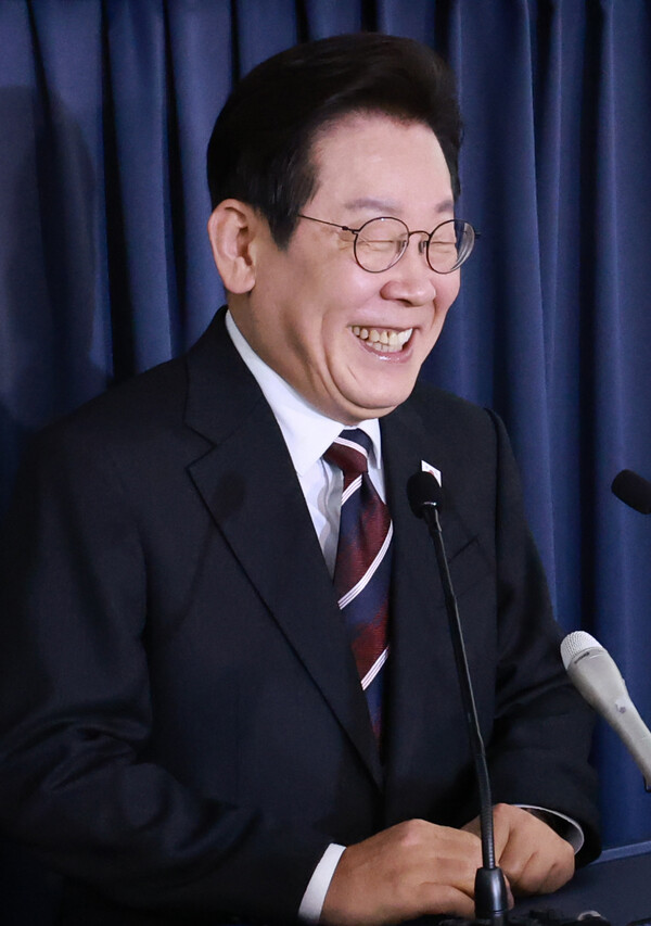  이재명 대통령이 24일(현지시간) 일본 도쿄 하네다공항 이륙 뒤 한미 정상회담을 위해 미국 워싱턴DC로 향하는 공군 1호기 기내에서 기자간담회를 하며 미소짓고 있다(연합뉴스)