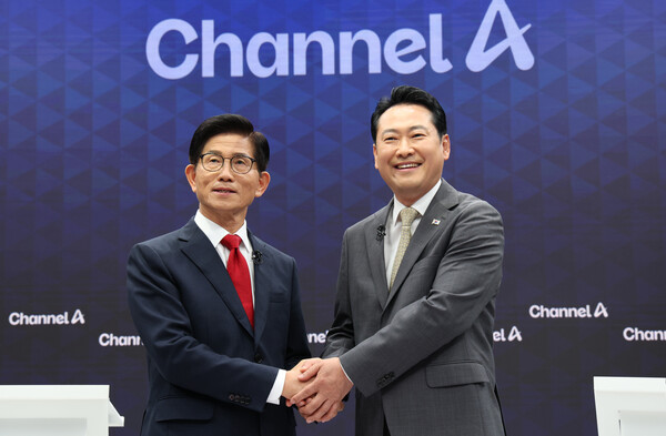 국민의힘 당 대표 선거 결선에 진출한 김문수·장동혁 후보가 23일 서울 채널A 광화문 스튜디오에서 열린 방송토론회에서 기념촬영을 하고 있다. [연합뉴스]