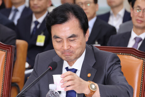  안규백 국방부 장관이 25일 국회 국방위원회 전체회의에서 위원 질의에 답한 뒤 물을 마시고 있다(연합뉴스)