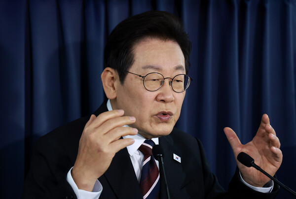 이재명 대통령이 24일(현지시간) 일본 도쿄 하네다공항 이륙 뒤 한미 정상회담을 위해 미국 워싱턴DC로 향하는 공군 1호기 기내에서 기자간담회를 하고 있다.(연합뉴스)