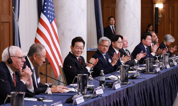 이재명 대통령이 25일(현지시간) 미국 워싱턴DC 윌라드 호텔에서 열린 한미 비즈니스 라운드 테이블에서 류진 한국경제인협회 회장의 발언 뒤 박수치고 있다 [사진=연합뉴스]