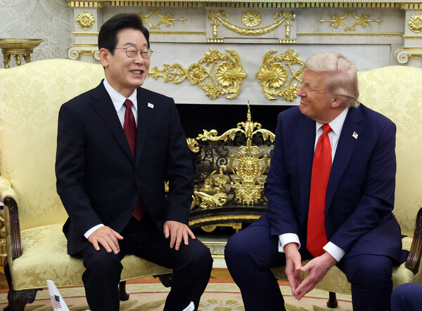 이재명 대통령과 도널드 트럼프 미국 대통령이 25일(현지시간) 미국 워싱턴DC 백악관에서 정상회담을 하고 있다(연합뉴스)