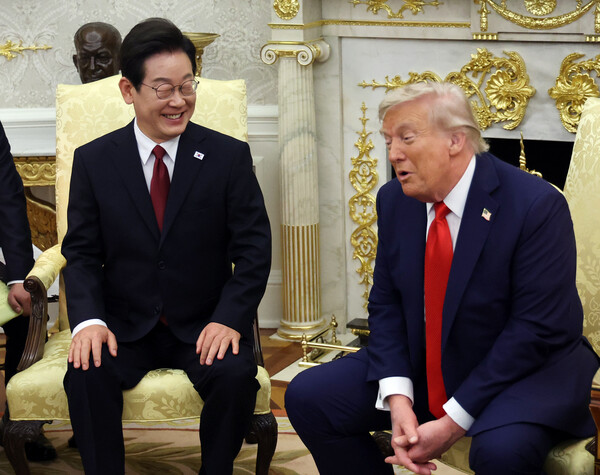 이재명 대통령과 도널드 트럼프 미국 대통령이 25일(현지시간) 미국 워싱턴DC 백악관에서 정상회담을 하고 있다(연합뉴스)