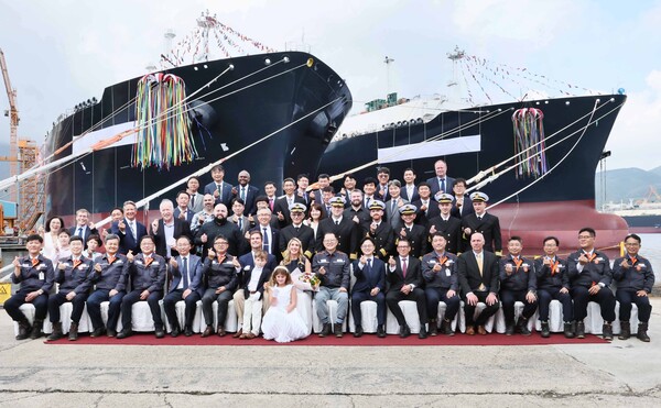김정관 산업통상자원부 장관이 14일 취임 후 첫 산업현장 행보로 경남 거제시 한화오션 거제사업장을 방문, 2척의 초대형 액화천연가스(LNG) 운반선 명명식에서 관계자들과 기념 촬영하고 있다(연합뉴스)