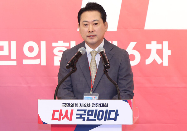 국민의힘 장동혁 신임 당 대표가 26일 서울 여의도 국회도서관에서 열린 제6차 전당대회 결선에서 당 대표로 선출된 뒤 수락 연설을 하고 있다. [연합뉴스]