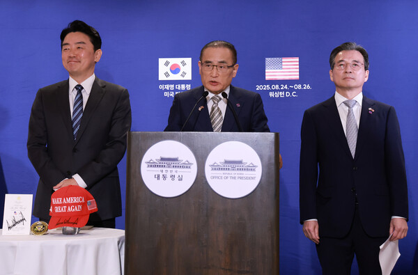 강훈식 대통령 비서실장(왼쪽부터), 위성락 국가안보실장, 김용범 정책실장이 25일(현지시간) 미국 워싱턴DC의 한국프레스센터가 마련된 호텔에서 이재명 대통령과 도널드 트럼프 미국 대통령의 한미정상회담 관련 브리핑을 하고 있다(연합뉴스)