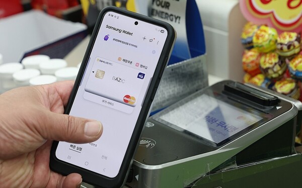 삼성페이로 결제하는 모습 ＠연합뉴스