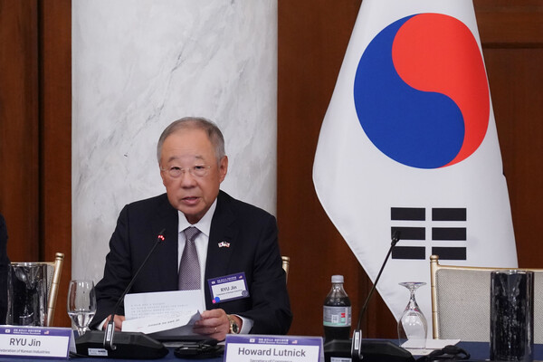 류진 한경협 회장이 25일(현지시간) 미국 워싱턴 DC 윌러드 호텔에서 열린 '한미 비즈니스 라운드테이블: 제조업 르네상스 파트너십'에서 인사말을 하고 있다(연합뉴스)