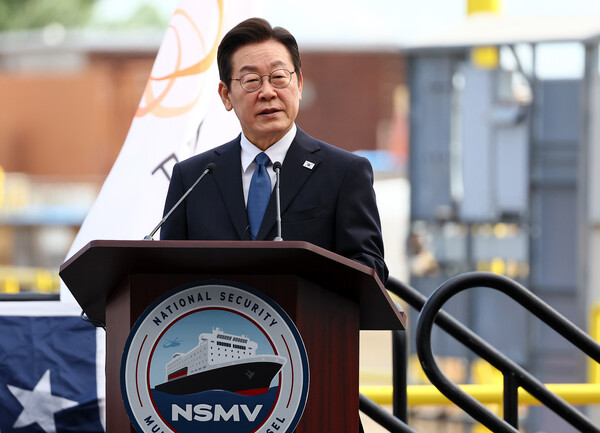 이재명 대통령이 26일(현지시간) 미국 필라델피아의 한화 필리조선소에서 '스테이트 오브 메인'호 명명식 축사를 하고 있다(연합뉴스)